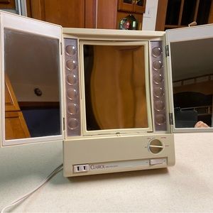 SOLD 👁️👀Vintage 1988  Clairol True-To-Light Make-Up Mirror III trifold